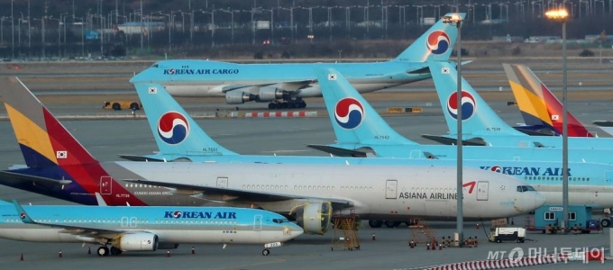 [인천공항=뉴시스]이영환 기자 = 인천국제공항 전망대에서 바라본 계류장에 대한항공과 아시아나항공 여객기가 보이고 있다.  2021.01.05. 20hwan@newsis.com