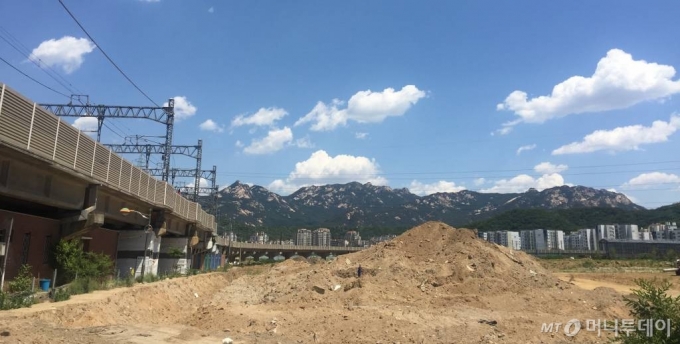 경기도 고양시 덕양구 지축지구에서 바라본 북한산 자락과 은평뉴타운의 모습 / 사진=배규민