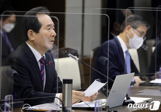(세종=뉴스1) 장수영 기자 = 정세균 국무총리가 14일 정부세종청사 국무조정실에서 열린 국정현안점검조정회의에서 모두발언을 하고 있다. 2021.1.14/뉴스1