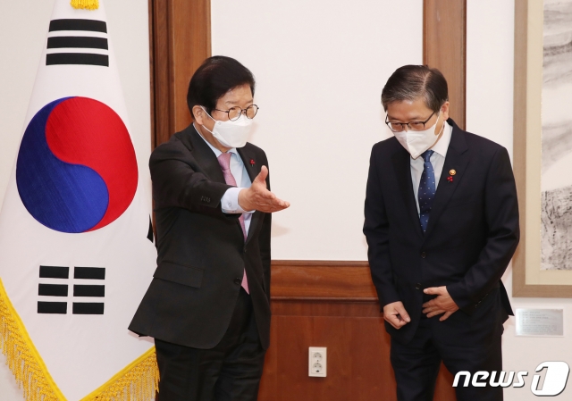 박병석 국회의장(왼쪽)이 지난 13일 오전 서울 여의도 국회에서 변창흠 국토교통부 장관을 접견하고 있다. /사진=뉴스1.