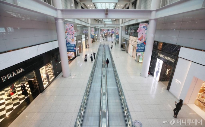 [인천공항=뉴시스] 고범준 기자 = 신종 코로나바이러스 감염증(코로나19) 확산세로 면세업계의 피해가 커지고 있는 15일 인천국제공항 제1터미널 내 면세점이 한산한 모습을 보이고 있다. 이날 인천공항공사는 롯데와 신라, 신세계면세점과 간담회를 갖고 면세점 임대료 추가 인하 등에 대한 논의를 진행한다. 2020.05.15.   bjko@newsis.com