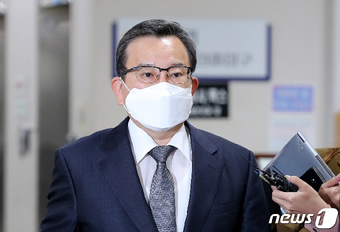 김학의 전 법무부 차관이 28일 오후 서울 서초구 서울고법에서 열린 항소심 선고공판에 출석하고 있다. 김 전 차관은 억대 뇌물과 성접대를 받은 혐의로 재판에 넘겨졌으나 1심에서 무죄를 선고 받았다. 2020.10.28/뉴스1 © News1 박지혜 기자