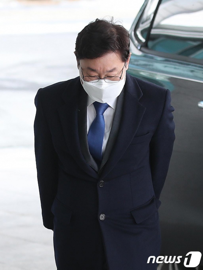 박범계 법무부 장관 후보자가 14일 오전 서초구 서울고등검찰청사에 마련된 인사청문회 준비 사무실로 출근하며 인사를 하고 있다./사진=뉴스1