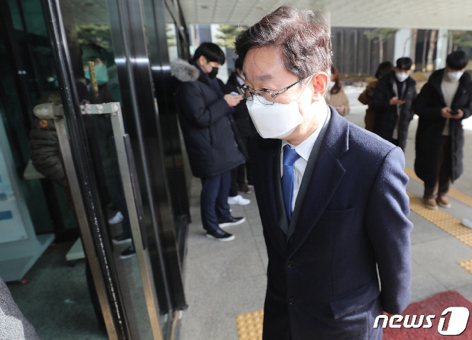 박범계 법무부 장관 후보자가 14일 오전 서초구 서울고등검찰청사에 마련된 인사청문회 준비 사무실로 출근하고 있다. 2021.1.14/뉴스1 © News1 임세영 기자