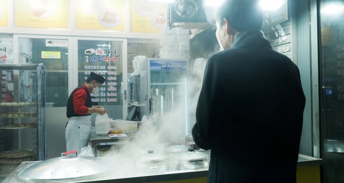 이낙연 더불어민주당 대표가 한 만둣집 앞에 서있는 모습. / 사진=이낙연 대표실 트위터