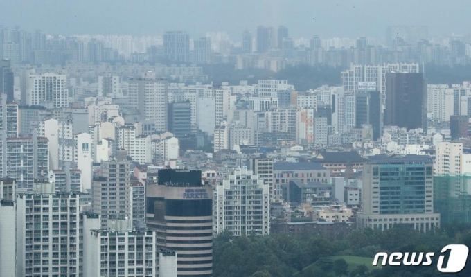 (서울=뉴스1) 이성철 기자 = 정부가 '8.4 주택공급대책'을 통해 서울 재건축·재개발 관련 규제를 조건부로 완화하기로 결정하면서 강남권 정비사업 추진에 대한 기대감이 높아지고 있는 가운데 4일 서울 송파구 일대 아파트들이 높게 솟아 있다. 서울시는 그동안 도시계획을 통해 아파트 층수를 35층까지 제한을 뒀지만 용적률 인센티브 제도의 원활한 적용을 위해 층수 제한 규제를 풀기로 결정했다. 이에 따라 송파구 잠실 등지에는 50층 이상 높이 올라가는 재건축 아파트가 등장할 전망이다. 2020.8.4/뉴스1