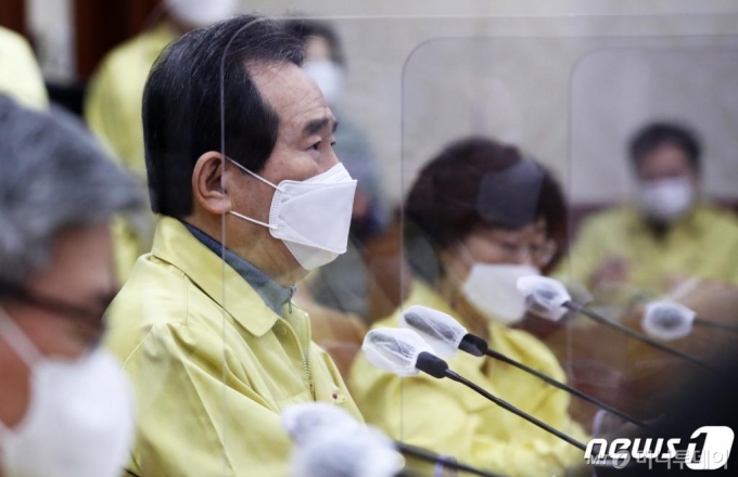 (서울=뉴스1) 오대일 기자 = 정세균 국무총리가 17일 오후 서울 종로구 정부서울청사에서 열린 신종 코로나 바이러스 감염증(코로나19) 대응 중앙재난안전대책본부회의에서 모두발언을 하고 있다. 이날 0시 기준 국내 코로나19 신규 확진자가 520명 발생, 엿새째 500명대를 유지한 가운데 중앙방역대책본부는 수도권 2.5단계·비수도권 2단계 사회적 거리 두기와 5인 이상 사적 모임 금지를 이달 31일까지 2주 더 연장한다. 2021.1.17/뉴스1