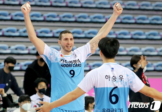 12일 인천 계양체육관에서 열린 프로배구 도드람 2020-2021 V리그 남자부 우리카드와 대한항공의 경기에서 세트스코어 3:2로 승리한 우리카드 선수들이 환호하고 있다.(우리카드 배구단 제공) 2021.1.12/뉴스1