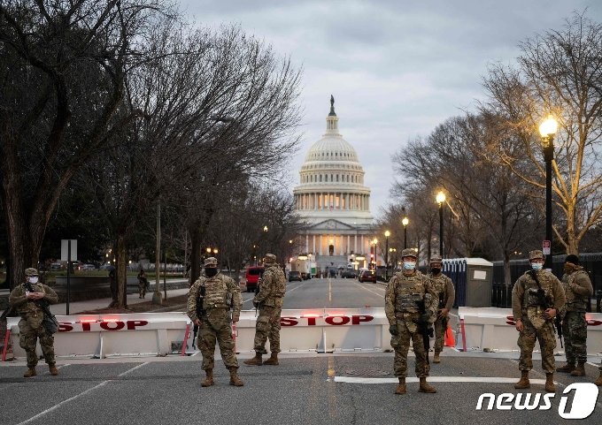 17일&#40;현지시간&#41; 조 바이든 미국 대통령 당선인의 취임식을 앞두고 워싱턴 의사당 인근에서 주 방위군이 통행을 통제하고 있다. &copy; AFP=뉴스1 &copy; News1 우동명 기자