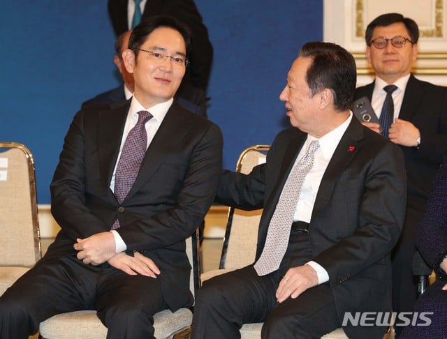 이재용 삼성전자 부회장(왼쪽)과 박용만 대한상공회의소 회장이 2019년 1월15일 청와대 영빈관에서 열린 '2019년 기업인과의 대화'에 참석해 대화하고 있다. /사진제공=뉴시스