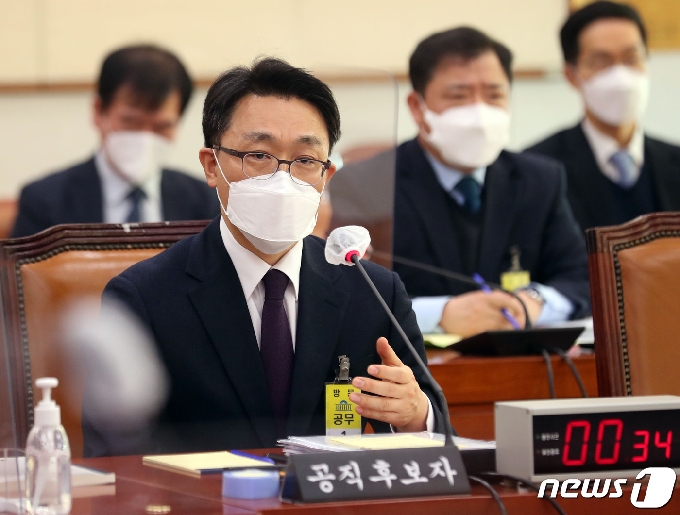 김진욱 초대 고위공직자범죄수사처(공수처)장 후보자가 19일 오전 서울 여의도 국회 법제사법위원회에서 열린 인사청문회에 출석해 의원들의 질의에 답변하고 있다. 2021.1.19/뉴스1 © News1 박세연 기자