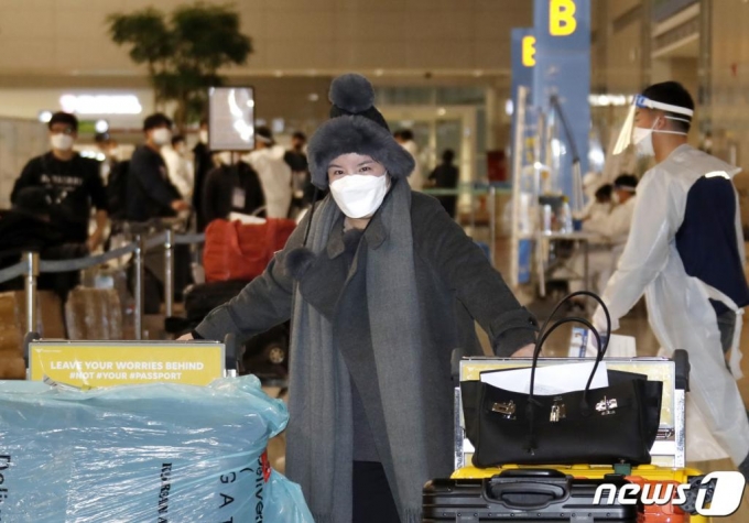 (인천공항=뉴스1) 권현진 기자 = 방송인 에이미가 20일 인천국제공항을 통해 중국 광저우에서 입국하고 있다