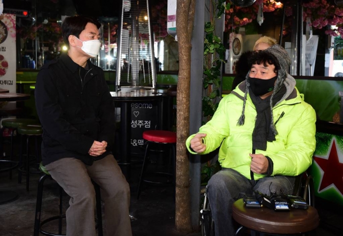 국회사진기자단 = 서울시장 보궐선거 출마를 선언한 안철수 국민의당 대표가 20일 서울 용산구 이태원 지역 상인들과 간담회 중 강원래 대표의 고충과 의견을 듣고 있다./사진=뉴시스