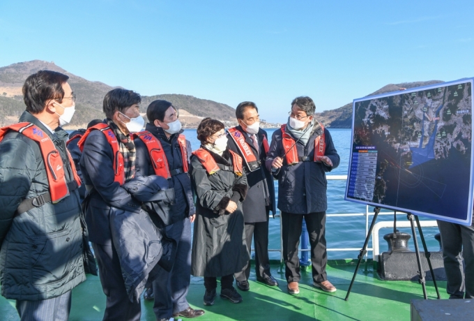 변성완 부산시장 권한대행(오른쪽)이 지난 20일 행정선 선상에서 가덕신공항 현황을 브리핑하고 있다./사진제공=부산시