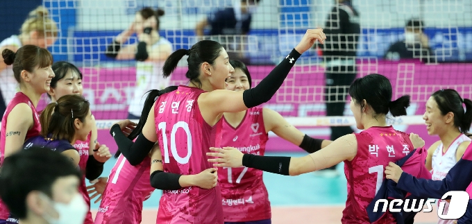 8일 오후 인천 계양체육관에서 열린 프로배구 '2020-21시즌 도드람 V리그' 여자부 흥국생명과 현대건설의 경기에서 세트 스코오 3대0으로 승리한 흥국생명 선수들이 자축하고 있다. 2020.1.8/뉴스1 © News1 김명섭 기자