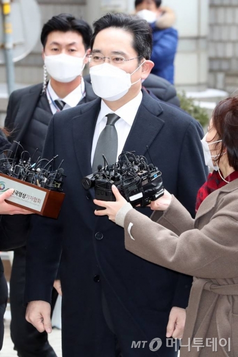 이재용 삼성전자 부회장이 18일 오후 서초구 서울고등법원에서 열리는 국정농단 사건 파기환송심 선고 공판에 출석하고 있다. / 사진=이기범 기자 leekb@