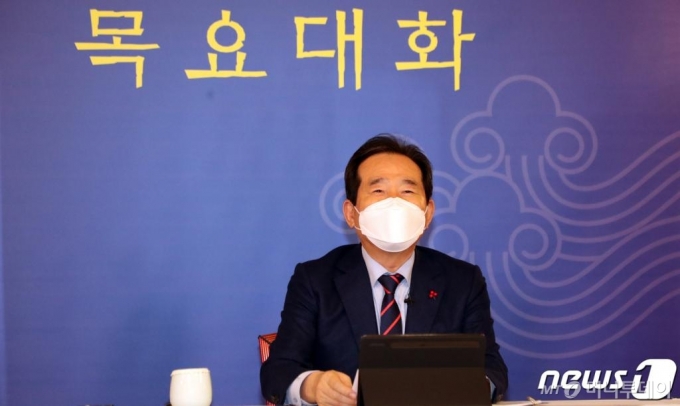 (서울=뉴스1) 김명섭 기자 = 정세균 국무총리가 7일 서울 종로구 총리공관에서 열린 목요대화에서 모두발언을 하고 있다. 왼쪽 부터 김도연 울산공업학원이사장, 임현진 한국학중앙연구원 이사장, 정총리, 제프리 존스 주한미국상공회의소 회장, 조윤제 한국은행 금융통화위원회 위원. 2021.1.7/뉴스1