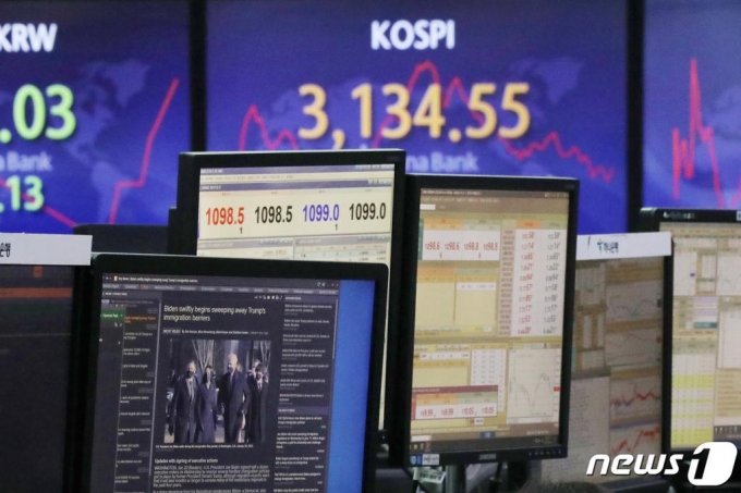 21일 오전 서울 중구 하나은행 명동점 딜링룸에서 직원이 조 바이든 미국 대통령 관련 뉴스를 모니터에 띄워놓고 업무를 하고 있다. /사진=뉴스1