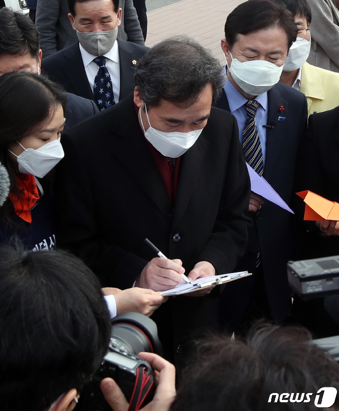 [사진] 가덕신공항 건설추진 서명운동 동참한 이낙연