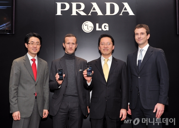 LGڿ ٴ 2011 12 14(ѱð) 3°  ǰ  3.0(PRADA phone by LG 3.0)   ó ٰ . ĳ ĭƼ   Ѱ()  LG 󹫰 ' 3.0' Ұϰ ִ. / =LG