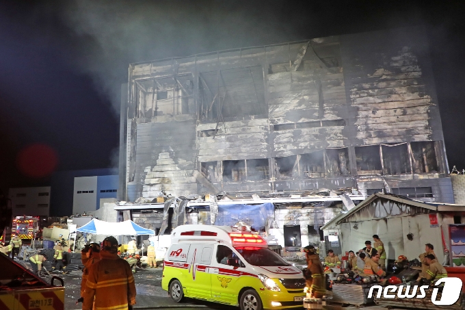 지난해 4월29일 오후 경기도 이천시 모가면 물류창고 공사 현장에서 발생한 화재로 다수의 사상자가 발생, 늦은 시간까지 현장 조사가 진행되고 있다. 2020.4.29 /뉴스1 © News1 조태형 기자