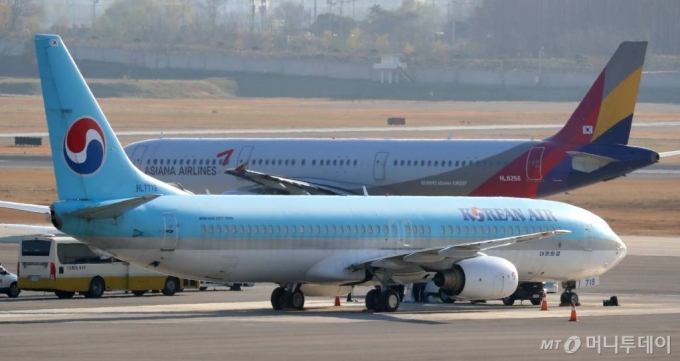 서울 강서구 김포공항 계류장에서 대한항공과 아시아나항공 여객기가 이동하고 있다./사진=이기범 기자