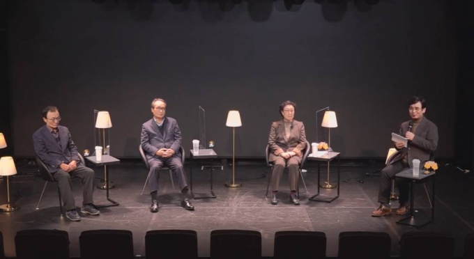 노무현재단 유튜브채널 '이사장들의 특별대담'에서 이해찬 전 더불어민주당 대표(4대 노무현재단 이사장), 이병완 한국여자농구연맹 총재(3대 이사장), 한명숙 전 총리(초대이사장), 유시민(왼쪽부터) 현(5대) 노무현재단 이사장이 인사말 하고 있다./ 사진=노무현재단 유튜브 캡처