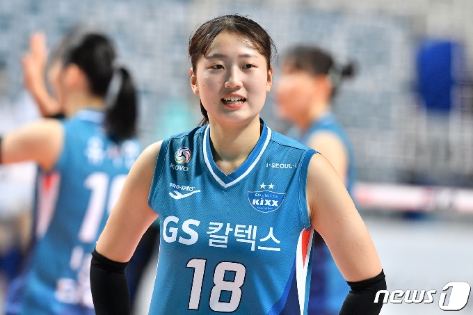 왼쪽 새끼손가락 골절 부상을 당한 GS칼텍스의 권민지(KOVO 제공) © 뉴스1