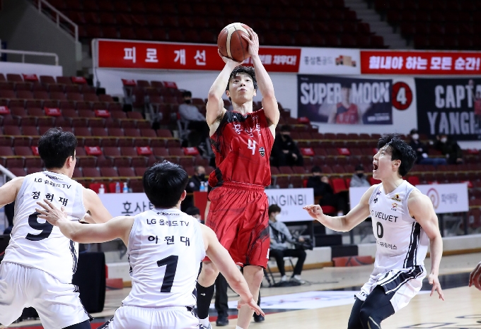 안양 KGC의 이재도가 23일 안양실내체육관에서 열린 창원 LG와의 2020-21 현대모비스 프로농구 경기에서 점프 슛을 시도하고 있다. (KBL 제공) © 뉴스1