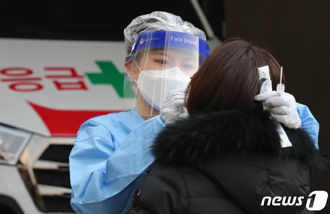 전 대덕보건소에 마련된 선별진료소에서 시민들이 검사를 받고 있다. 뉴스1 © News1 김기태 기자