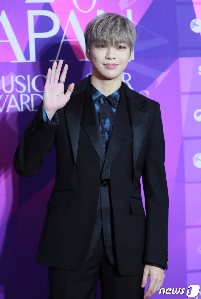 가수 강다니엘이 24일 오후 온라인으로 진행된 ‘제7회 2020 APAN STAR AWARDS’ 레드카펫 행사에 참석해 포즈를 취하고 있다. (2020 APAN AWARDS 조직위원회 제공) 2021.1.24/뉴스1 © News1 권현진 기자