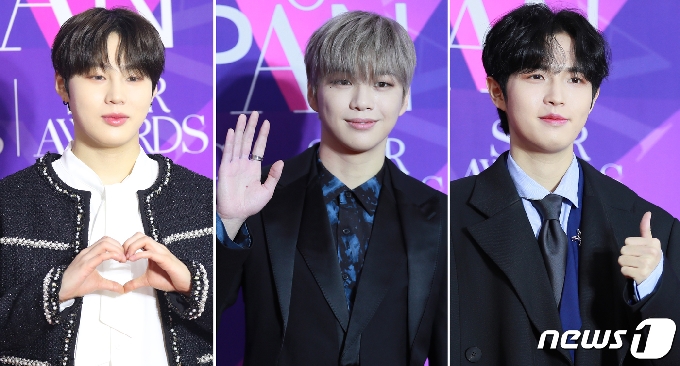 워너원 출신 가수 하성운(왼쪽부터), 강다니엘, 김재환이 24일 오후 온라인으로 진행된 ‘제7회 2020 APAN STAR AWARDS’ 레드카펫 행사에 참석해 포즈를 취하고 있다. (2020 APAN AWARDS 조직위원회 제공) 2021.1.24/뉴스1 © News1 권현진 기자
