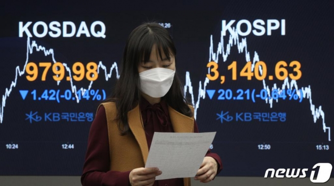 (서울=뉴스1) 신웅수 기자 = 22일 오후 서울 영등포구 KB국민은행 여의도지점 스마트딜링룸에서 한 직원이 업무를 보고 있다. /사진=뉴스1