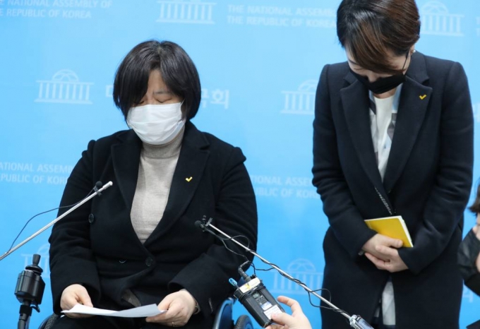 정의당 젠더인권본부를 맡고 있는 배복주 부대표가 25일 국회 소통관에서 김종철 대표의 성추행 사건 관련 긴급기자회견 중 고개숙여 사과하고 있다. 오른쪽은 정호진 대변인. / 사진=공동취재사진(뉴시스)