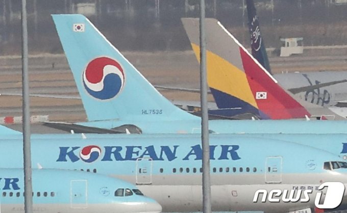 14일 인천국제공항 주기장에 대한항공과 아시아나 여객기가 세워져 있다. /사진=뉴스1