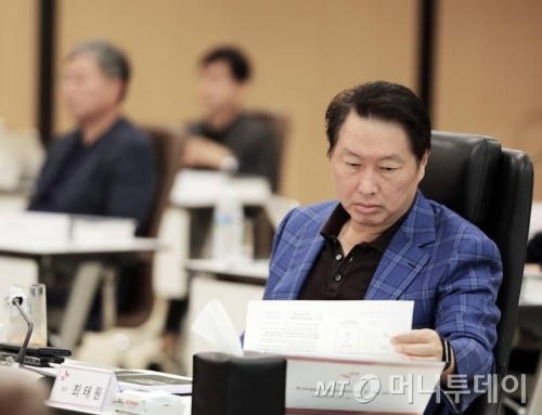 최태원 SK그룹 회장이 2020년 6월 23일 경기도 이천시 SKMS연구소에서 개최된 '2020 확대경영회의'에서 기업가치 제고 방안에 관한 발표를 경청하면서 자료를 살펴보고 있다. / 사진제공=SK그룹