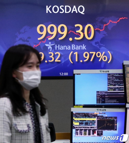 (서울=뉴스1) 오대일 기자 = 코스피가 14일 만에 3,200선을 돌파하며 종가 기준 사상 최고치를 기록한 25일 오후 서울 중구 하나은행 딜링룸 전광판의 코스닥 지수가 전 거래일 대비 19.32포인트(1.97%) 오른 999.30로 사상 최고치를 나타내고 있다. 2021.1.25/뉴스1