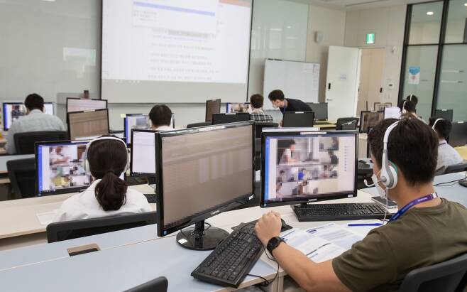 지난해 삼성그룹 대졸(3급) 온라인 GSAT(삼성직무적성검사) 감독 모습/사진제공=삼성전자