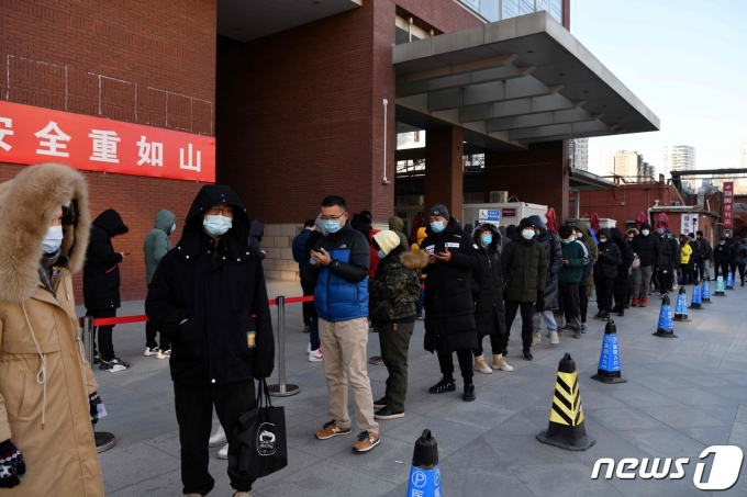 (베이징 AFP=뉴스1) 우동명 기자 = 5일 (현지시간) 베이징의 한 병원 밖에 코로나19 검사를 받기 위해 시민들이 길게 줄을 서 있다.  ⓒ AFP=뉴스1  
