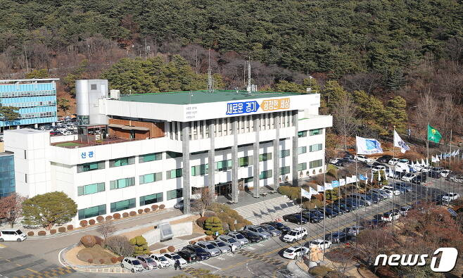 (경기=뉴스1) 진현권 기자 = 경기도가 26일 인사위원회를 열어 ‘성범죄 의심’ 게시물 등을 인터넷사이트에 게시해 논란이 된 7급 신규임용후보자 A씨에 대해 ‘자격상실’을 의결했다. © 뉴스1