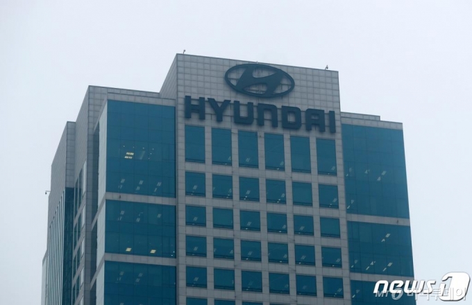 (서울=뉴스1) 구윤성 기자 = 현대자동차가 지난해 2020년 실적을 집계한 결과 판매 374만4737대, 매출 103조9976억원, 영업이익 2조7813억원, 당기순이익 2조1178억원을 기록했다고 26일 공시했다. 매출 및 영업이익은 전년 동기 대비 각각 1.7%와 22.9% 감소했다. 2019년 사상 첫 연간 매출 100조원 돌파에 이어 2년 연속 매출 '100조원 클럽'에 들었다. 사진은 이날 서울 서초구 현대차 양재동 본사. 2021.1.26/뉴스1