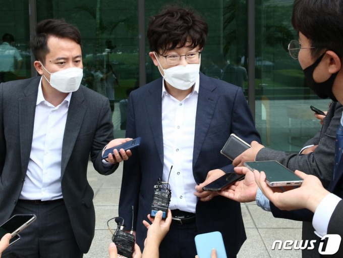 이른바 '검언유착'의 피해자라고 주장하는 이철 전 밸류인베스트코리아 대표의 변호를 맡은 장경식 변호사가 지난해 7월 서울 서초동 대검찰청 청사에서 열린 검찰수사심의위원회(심의위) 현안위원회에 참석하며 취재진의 질문에 답하고 있다./사진=뉴스1