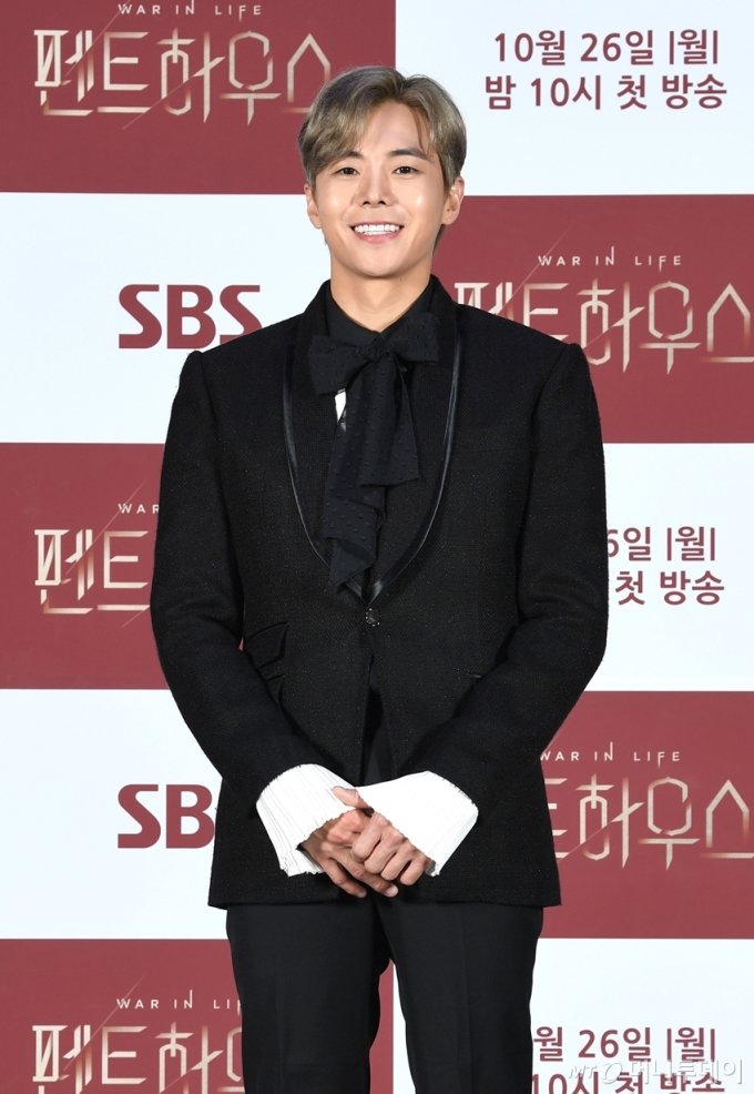 배우 박은석이 22일 오후 온라인 생중계로 진행된 SBS 월화드라마 '펜트하우스' 제작발표회에 참석해 포즈를 취하고 있다, /사진제공=SBS