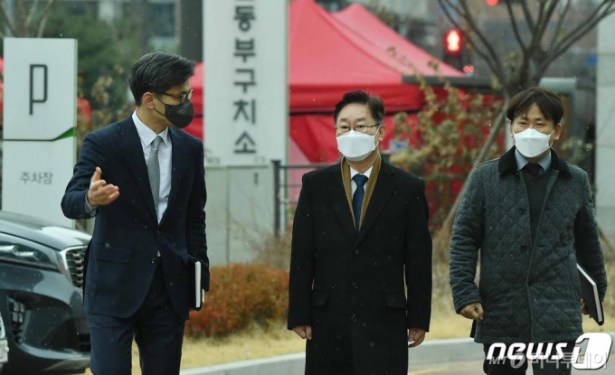 (서울=뉴스1) 박정호 기자 = 박범계 신임 법무부 장관이 28일 오전 첫 일정으로 서울 송파구 동부구치소를 방문, 구치소 정문에서 하차해 관계자의 안내를 받으며 구치소 입구로 향하고 있다. 2021.1.28/뉴스1