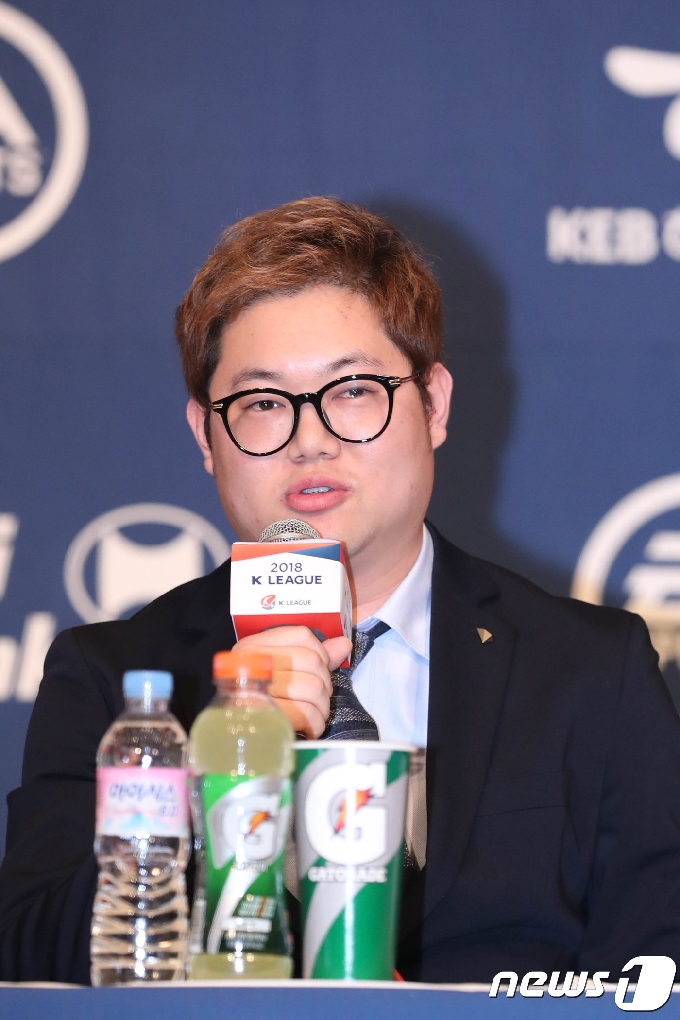 27일 오후 서울 서대문구 홍은동 그랜드힐튼호텔에서 열린 2018 K리그 개막 미디어데이 기자회견에서 2018 K리그 홍보대사 BJ 감스트가 소감을 밝히고 있다. 2018.2.27/뉴스1 © News1 성동훈 기자