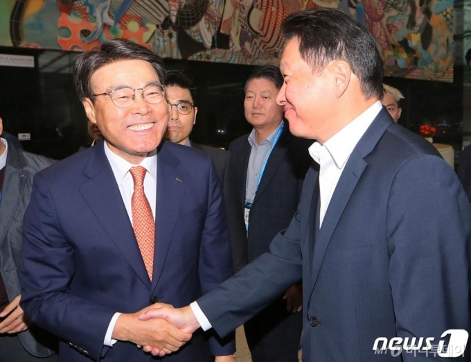 (서울=뉴스1) 구윤성 기자 = 최정우 포스코 회장과 최태원 SK회장이 3일 오후 서울 강남구 포스코센터에서 열린 ‘기업시민 포스코 성과공유의 장’ 행사에서 만나 악수하고 있다. 2019.12.3/뉴스1