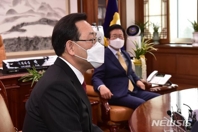 [서울=뉴시스]최동준 기자 = 주호영 국민의힘 원내대표가 1일 서울 여의도 국회의장실에서 열린 박병석 의장 주재 여야 교섭단체 회동에서 발언하고 있다. (공동취재사진) 2021.02.01. photo@newsis.com