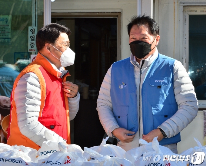 최태원 SK회장(오른쪽)과 최정우 포스코 회장이 지난달 29일 경북 포항시 남구 송도동 솔밭에 있는 한 식당에서 신종 코로나바이러스 감염증(코로나19)확산으로 힘들어하고 있는 소외계층을 위해 도시락 포장 봉사활동을 마친 후 유니폼을 바꿔입고 있다./사진제공=뉴스1