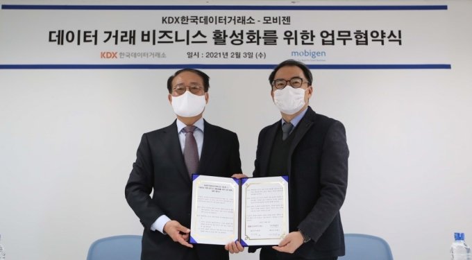 (왼쪽부터) 박재현 KDX 대표와 김태수 모비젠 대표가 MOU를 체결하고 기념사진을 촬영하고 있다. /사진=모비젠