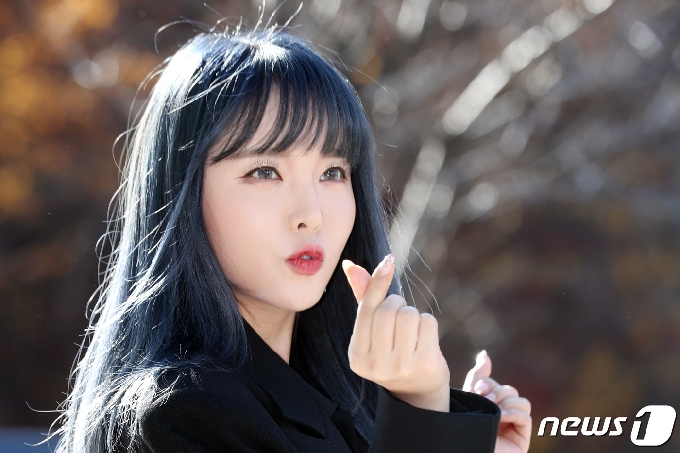 가수 홍진영이 28일 오후 서울 양천구 목동 SBS에서 열린 SBS 파워FM '두시탈출 컬투쇼' 라디오 방송에 참석해 인사를 하고 있다. 2019.11.28/뉴스1 &copy; News1 권현진 기자